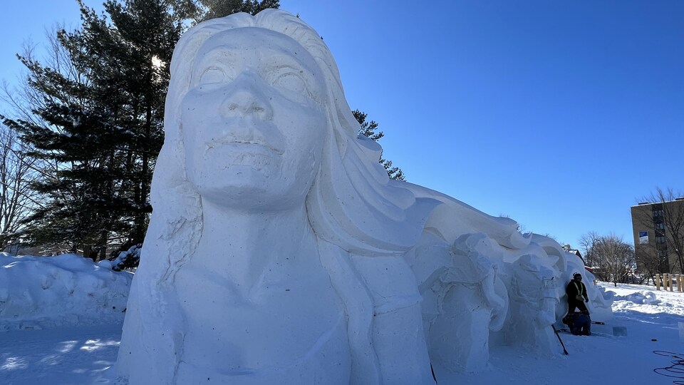 Une sculpture en neige.
