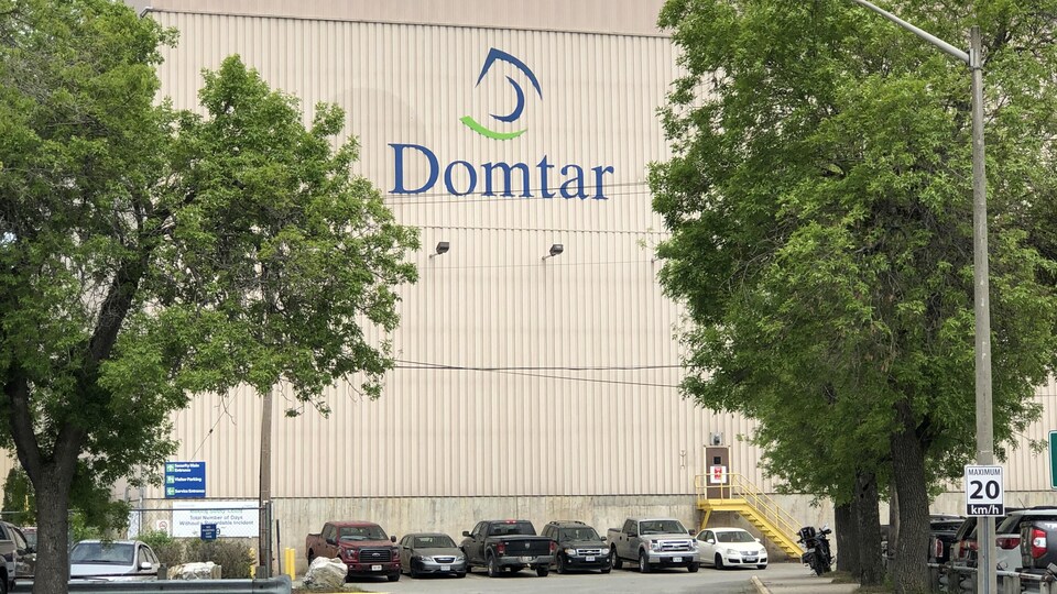 La façade de l'usine Domtar Espanola, en Ontario.