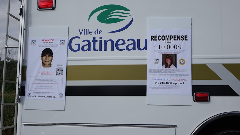 Deux affiches placardées sur un camion du Service de police de la Ville de Gatineau.