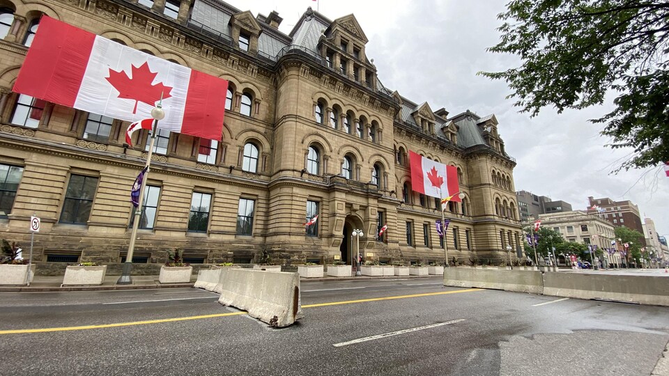 La rue Wellington, avec des drapeaux du Canada un peu partout.