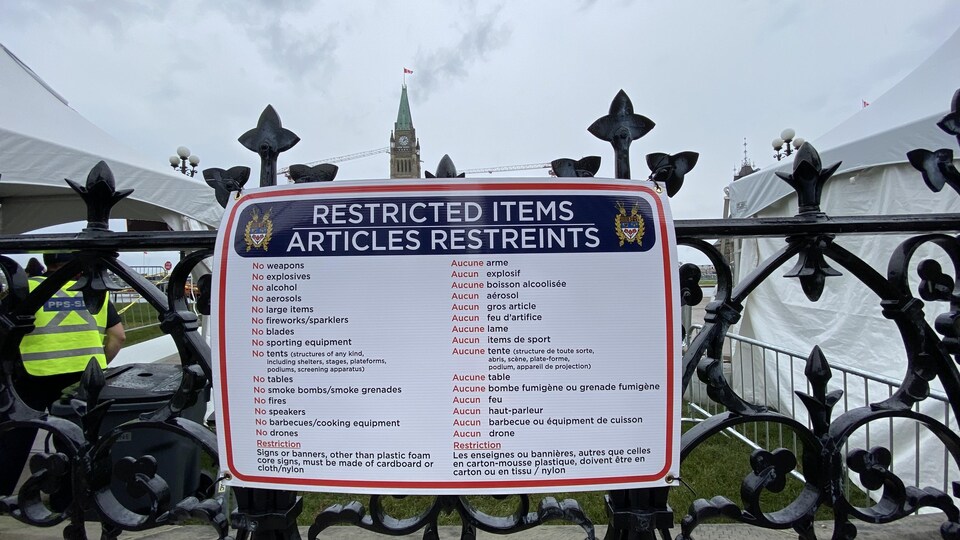 Une affiche de la police d'Ottawa indiquant tout ce qui est interdit pendant le convoi.