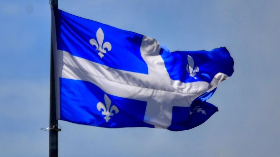 Un drapeau du Québec.