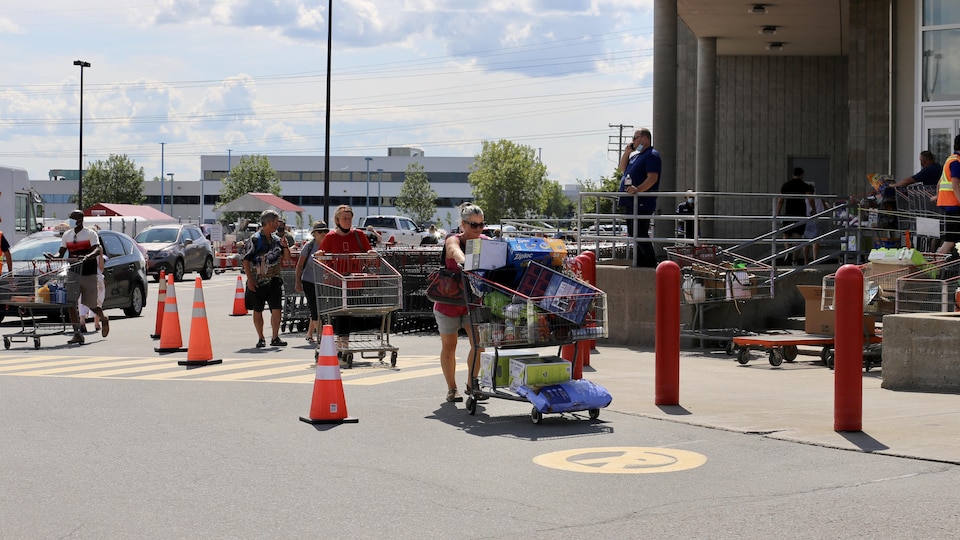 Des clients du Costco Lebourgneuf sortent du magasin
