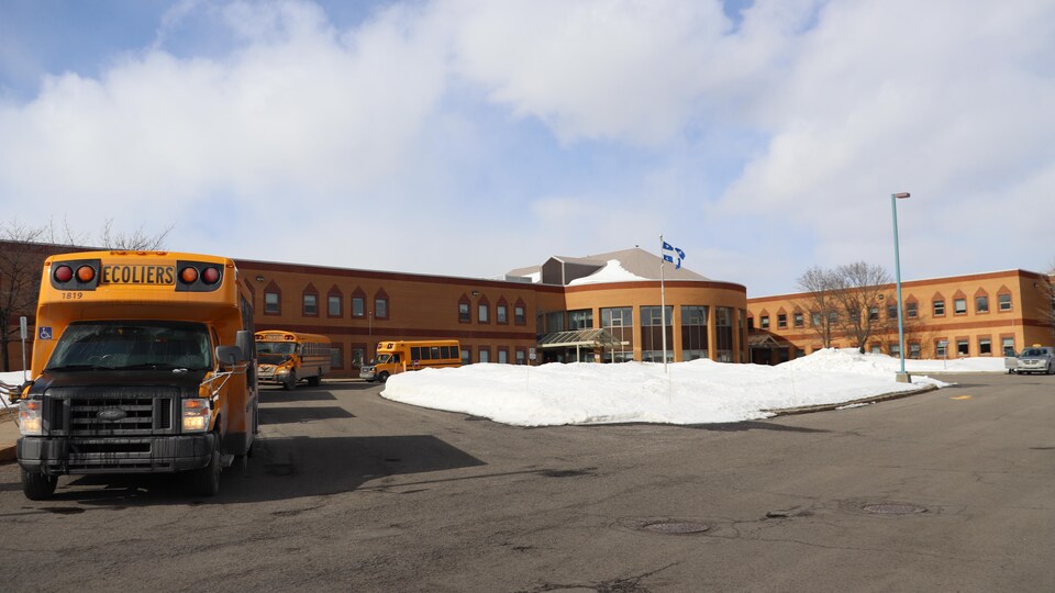 L’extérieur de l’École Madeleine-Bergeron en hiver