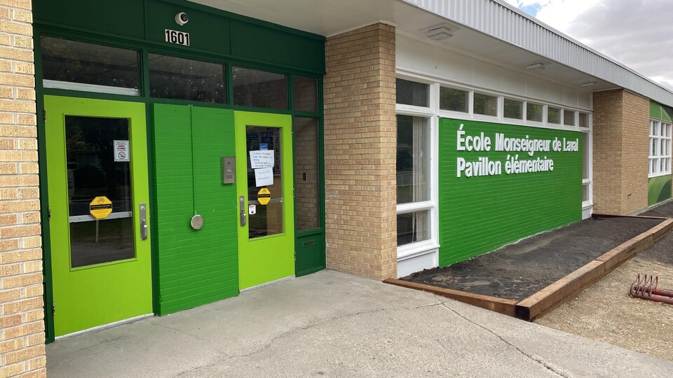 L'entrée du Pavillon élémentaire de l'école Monseigneur de Laval.