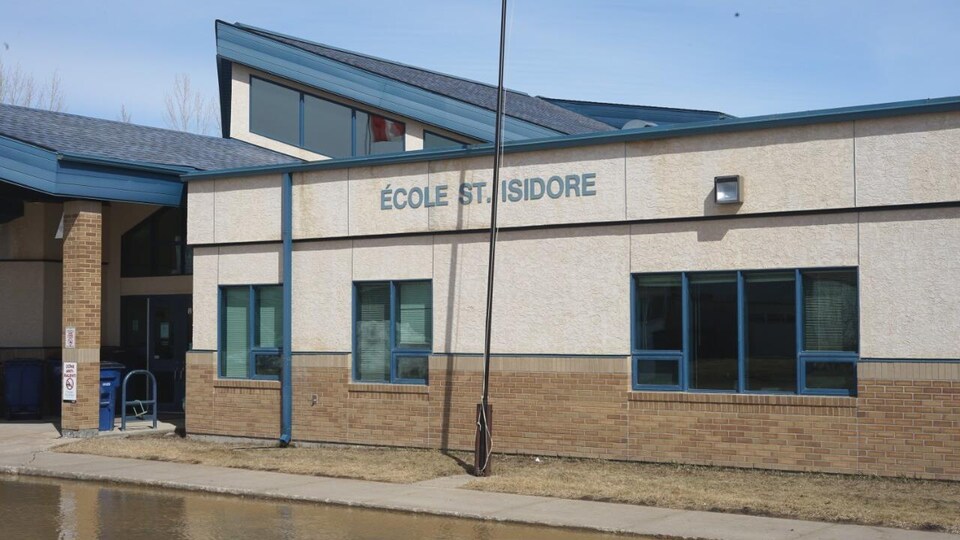 Façade de l'École St-Isidore de Bellevue.