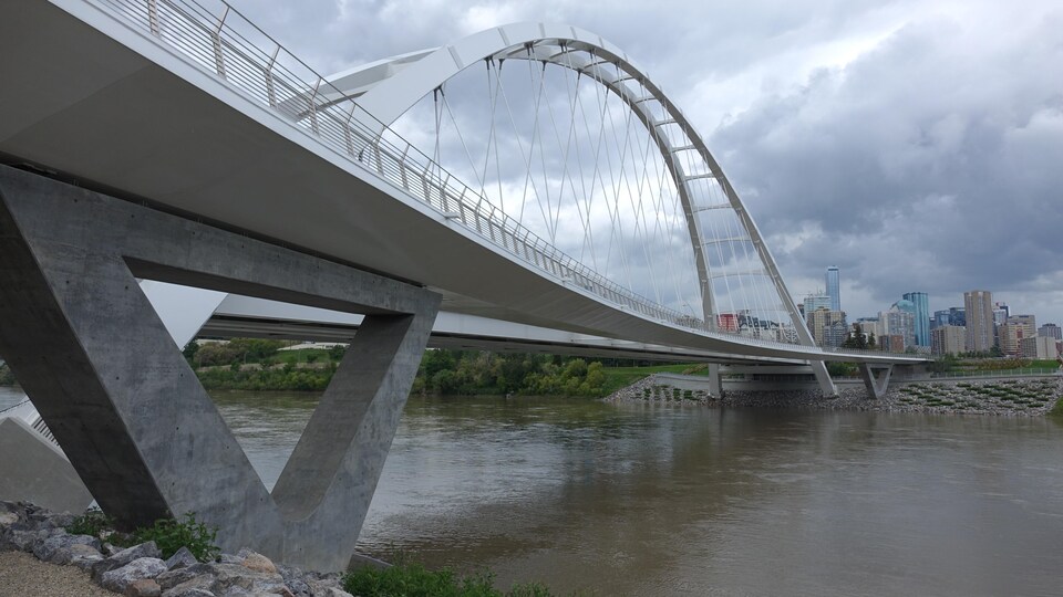 Le pont Walterdale vu de la rivière Saskatchewan Nord.