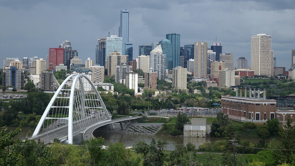 Vue d'un pont traversant la rivière Saskatchewan-Nord à Edmonton, en Alberta. 