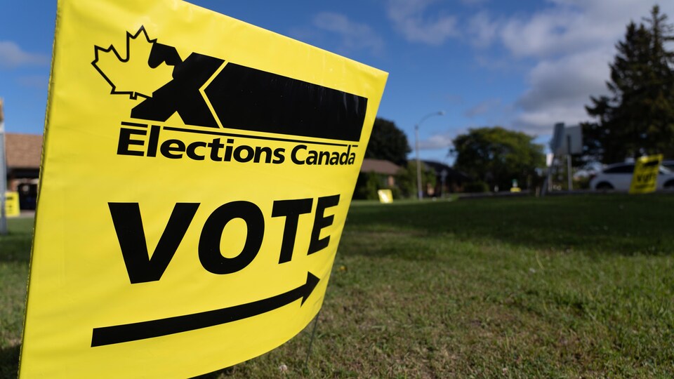 Affiche jaune d'Élections Canada qui indique où se trouve le bureau de vote.