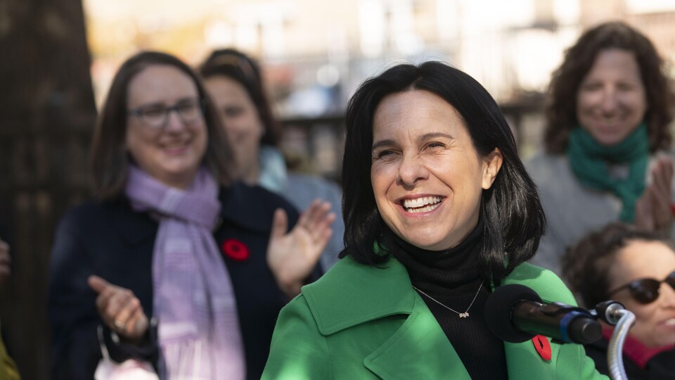 Valérie Plante s'adresse aux journalistes.