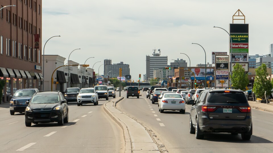 Une rue de Regina où la circulation est dense.