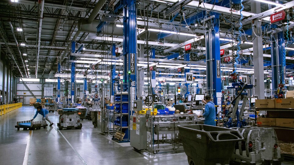 Plan large d'un entrepôt d'Amazon, avec plusieurs postes de travail.