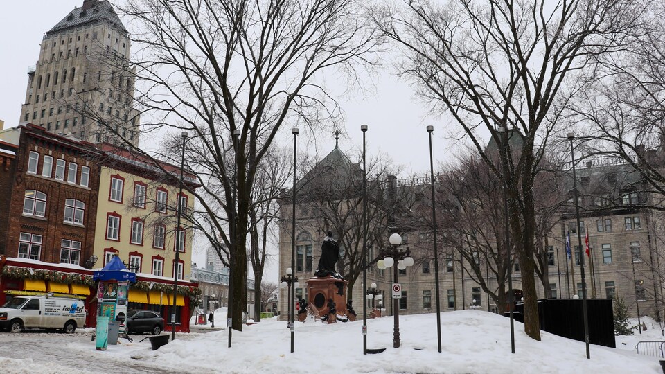 Place de l'hôtel de ville est hiver.