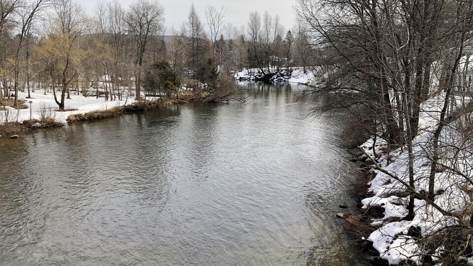 La rivière Saint-Charles libre de glace.