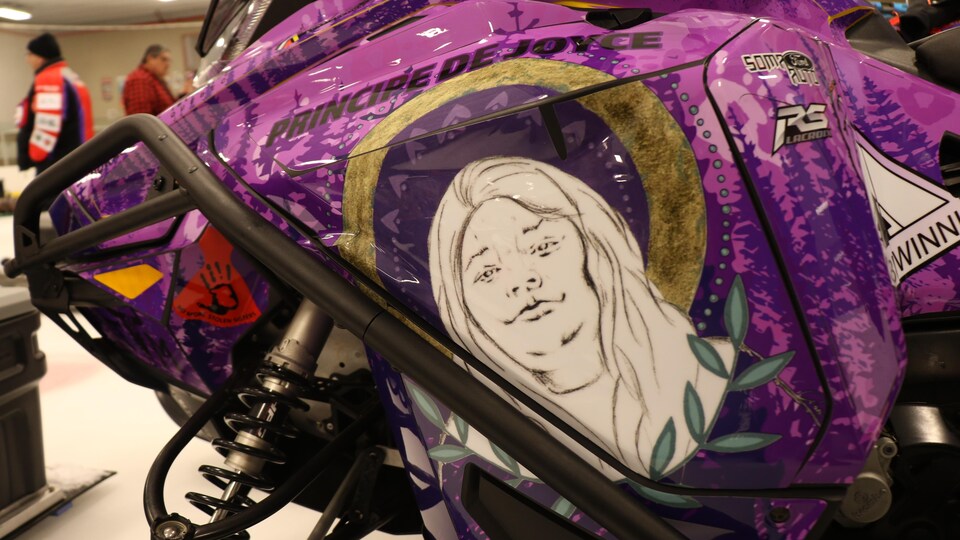 Une motoneige sur laquelle est dessiné le visage de Joyce Echaquan.