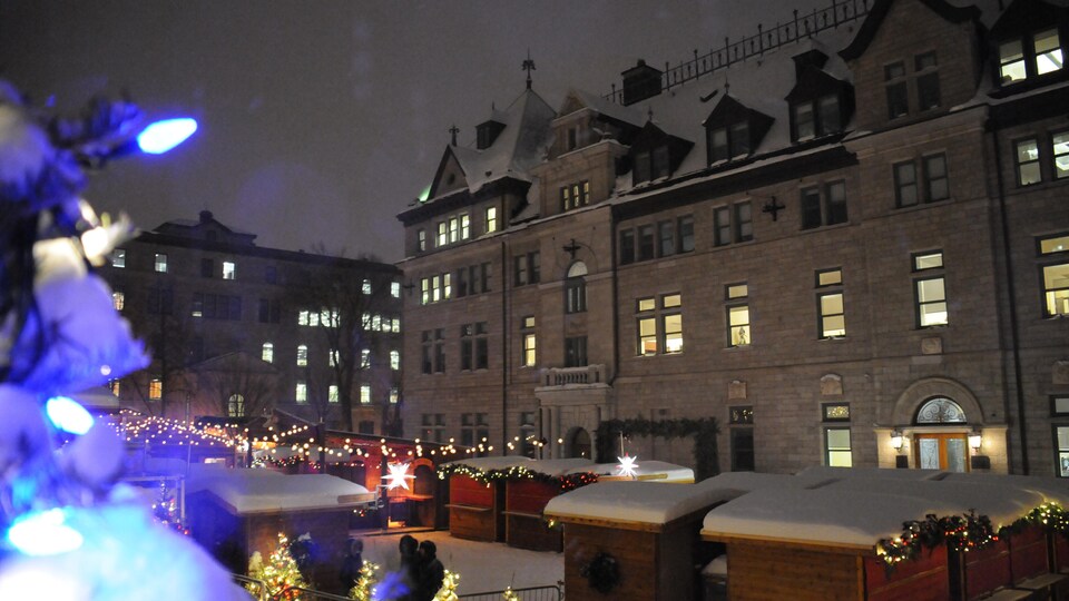 L'hôtel de ville de Québec, la nuit.