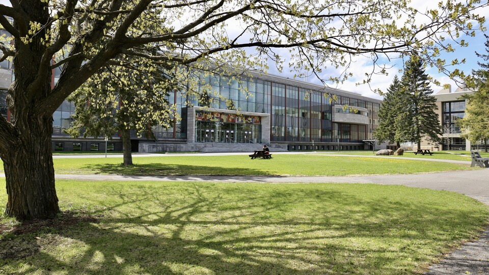 Le campus de l'Université au printemps.