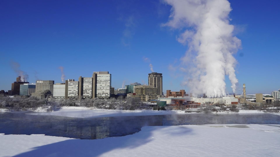 La vue d'une ville et d'immeubles au bord de l'eau en hiver.