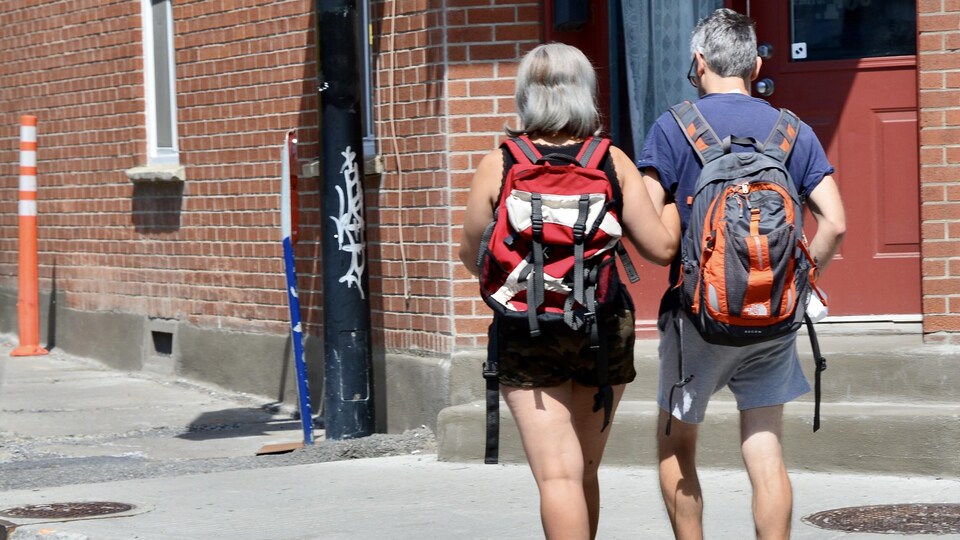 Un homme et une femme marchent à Montréal (archives).