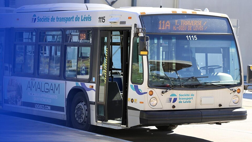 Un autobus de la Société de transport de Lévis.