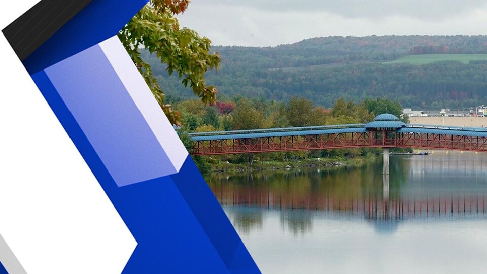 Une passerelle enjambe la rivière Chaudière à Saint-Georges, en Beauce.