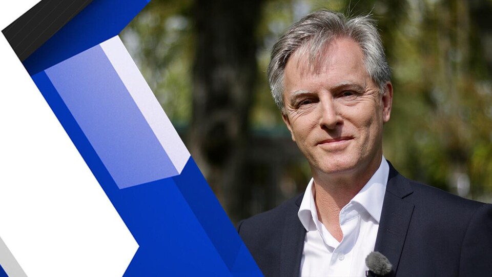 Jean Rousseau accorde une entrevue à l’animateur du Téléjournal Québec, Bruno Savard, à l’extérieur.