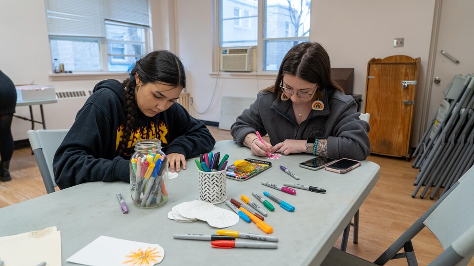 Deux femmes en train de dessiner.