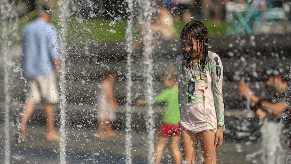 Une fillette dans un jeu d'eau.