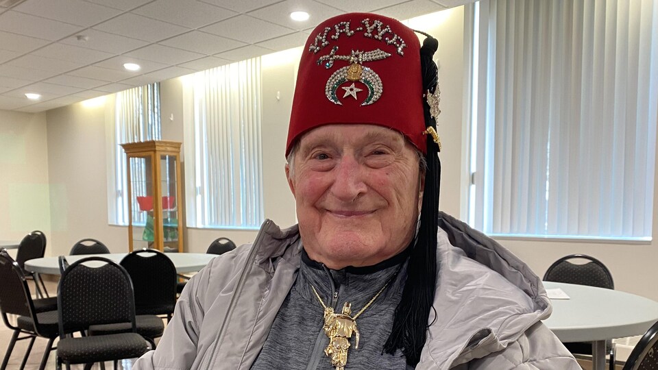 Frank Atchison est fier de marcher pour une bonne cause.