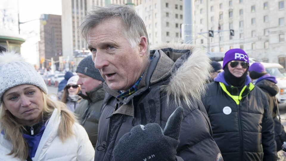 Maxime Bernier, Ottawa şehir merkezinde protestoculara sesleniyor.