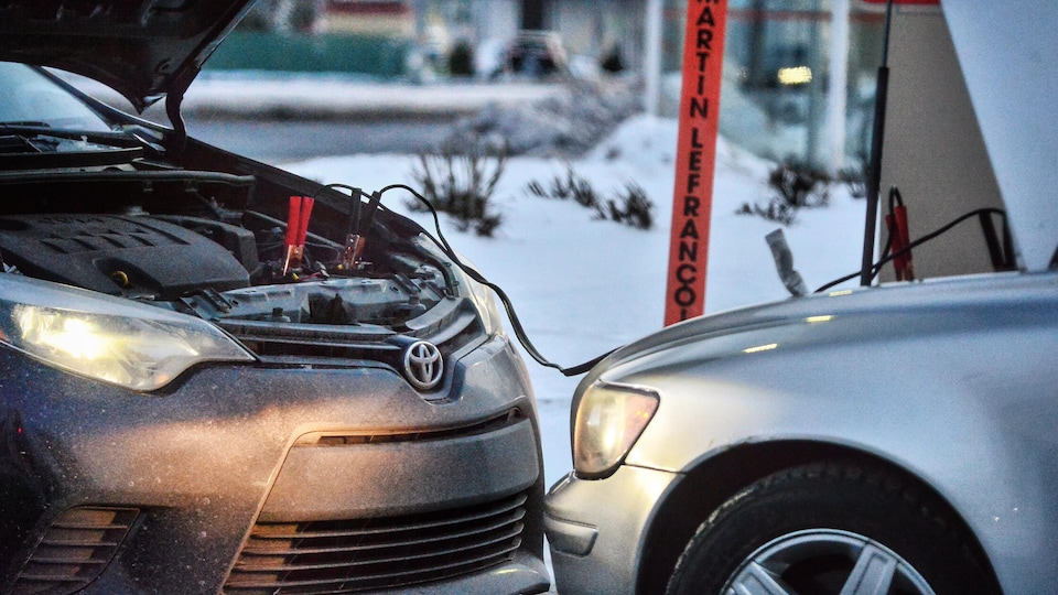 Des voitures ont besoin d'un survoltage en raison du froid.