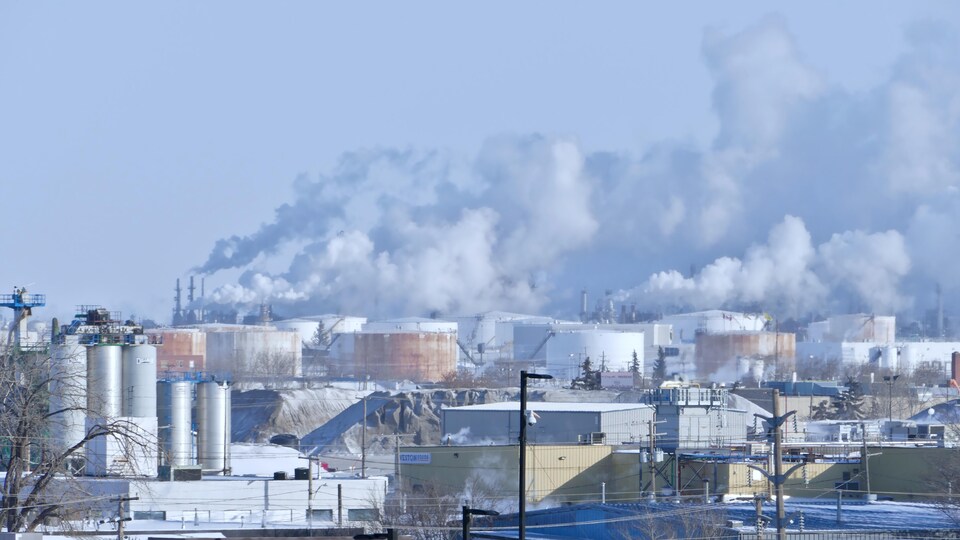 La fumée de la raffinerie de Regina, en Saskatchewan, en plein hiver lors d'une période de froid extrême.