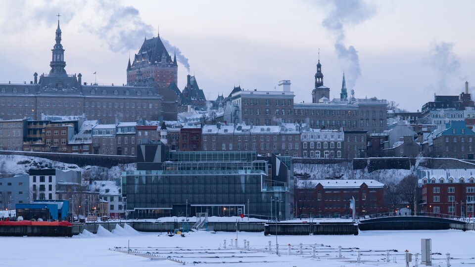 Vue de la marina du port de Québec par un froid matin. Des fumées épaisses émanent des cheminées.