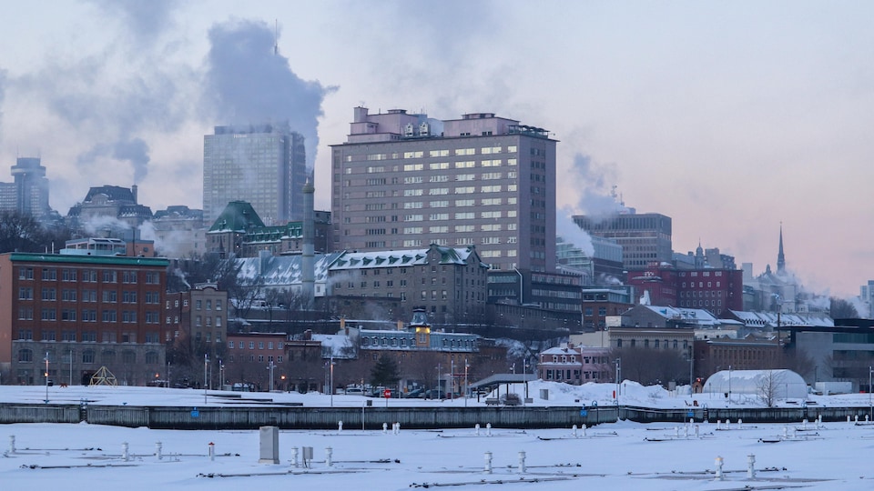 Vue lointaine de Québec par un froid matin d'hiver.