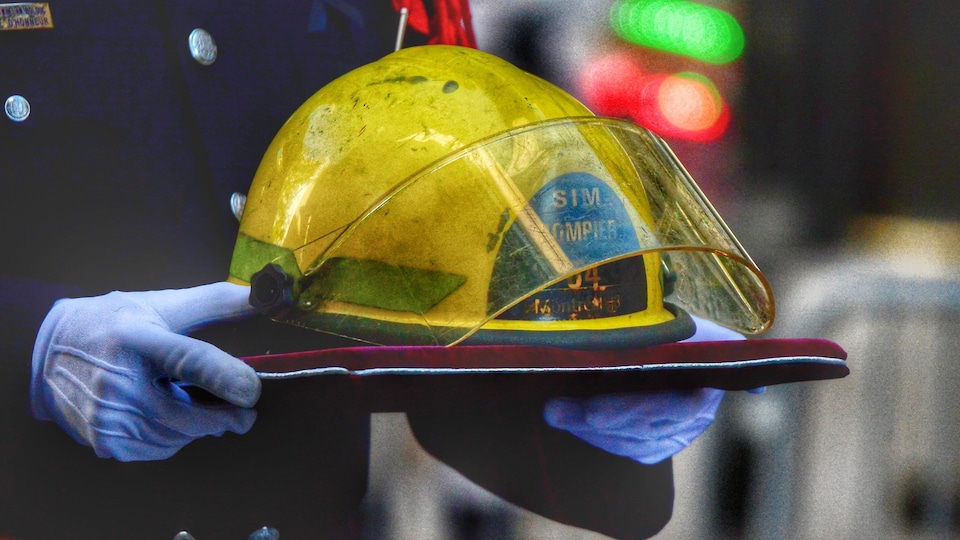Le casque du pompier décédé Pierre Lacroix.