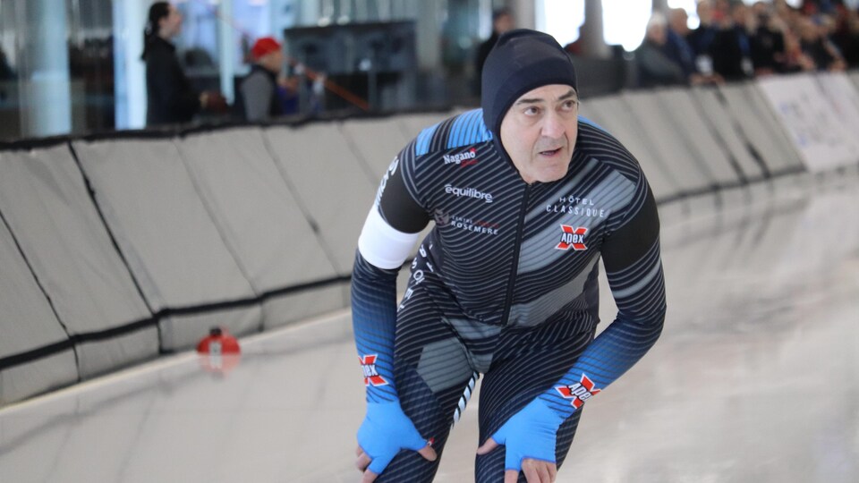 Gaétan Boucher à l'échauffement au Centre de glaces de Québec.