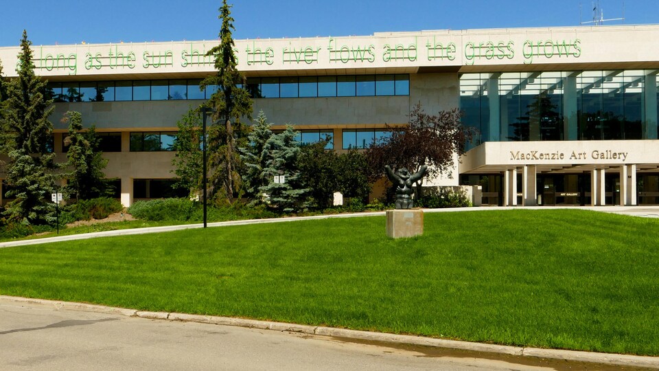 Le musée d'art MacKenzie de Regina en été.