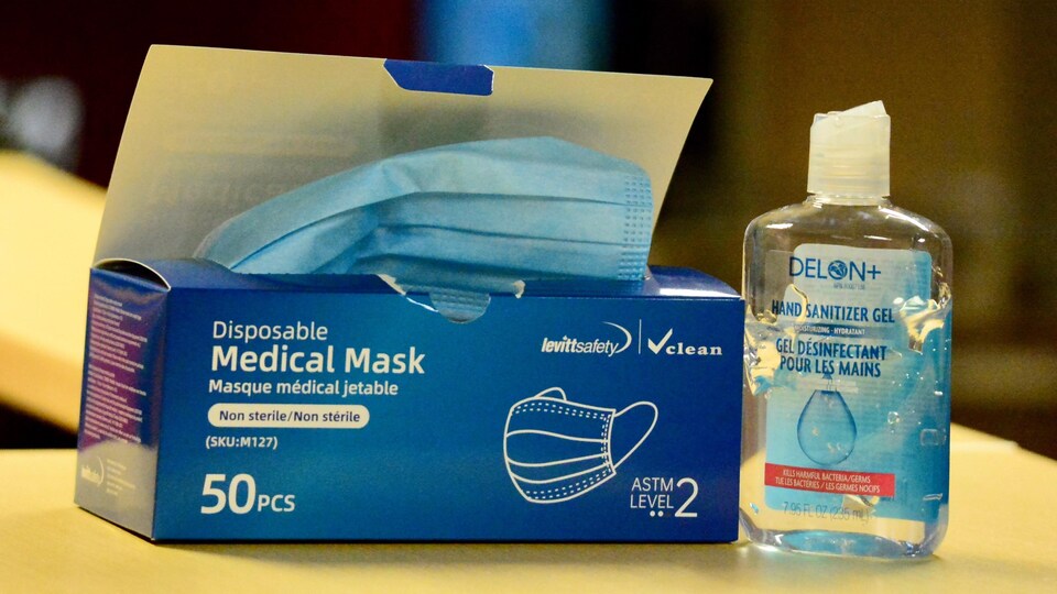 Du gel désinfectant et une boîte de masques.
