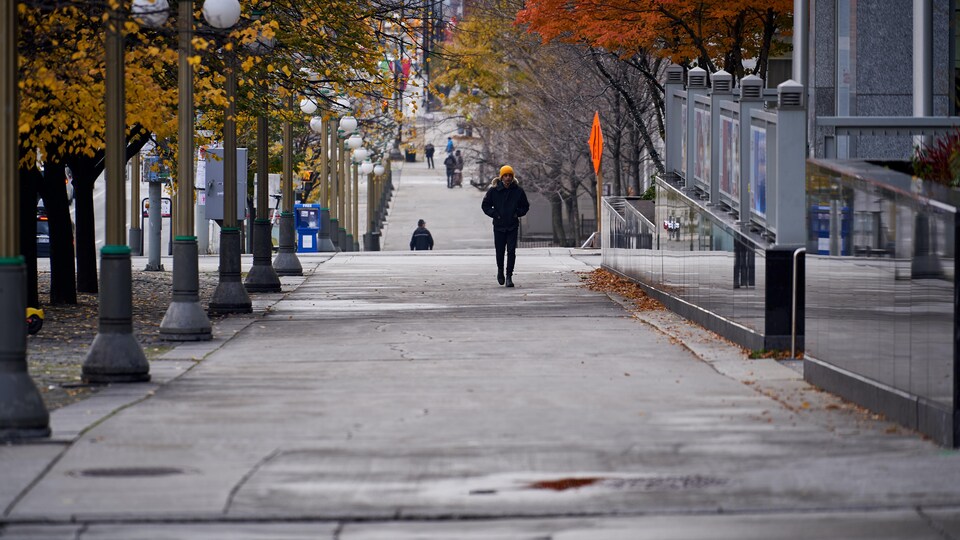 Un piéton marche au centre-ville.