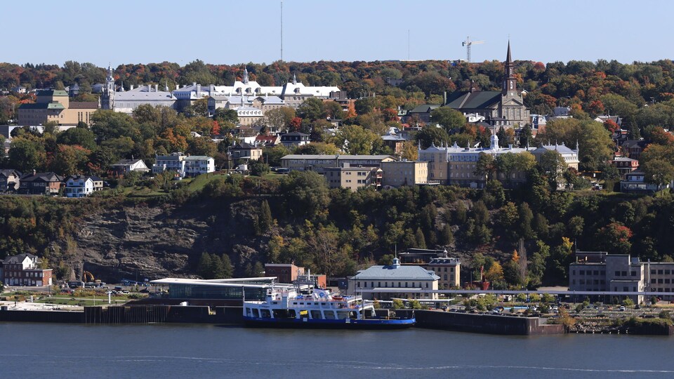Lévis photographiée du côté de Québec en automne.