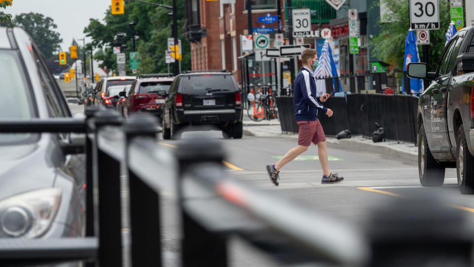 Une personne traverse la rue.