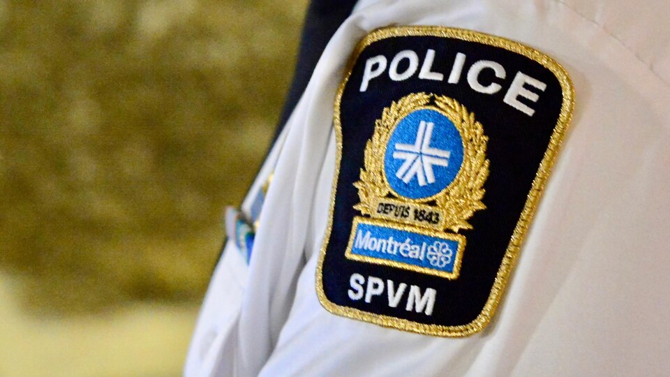 Un écusson du SPVM.