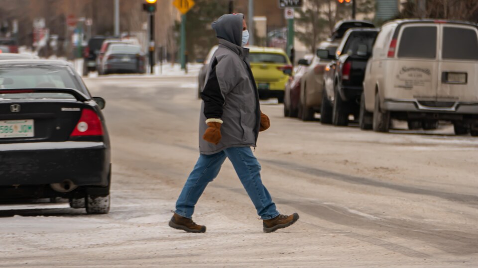 Une personne marche dans la rue. (archives)