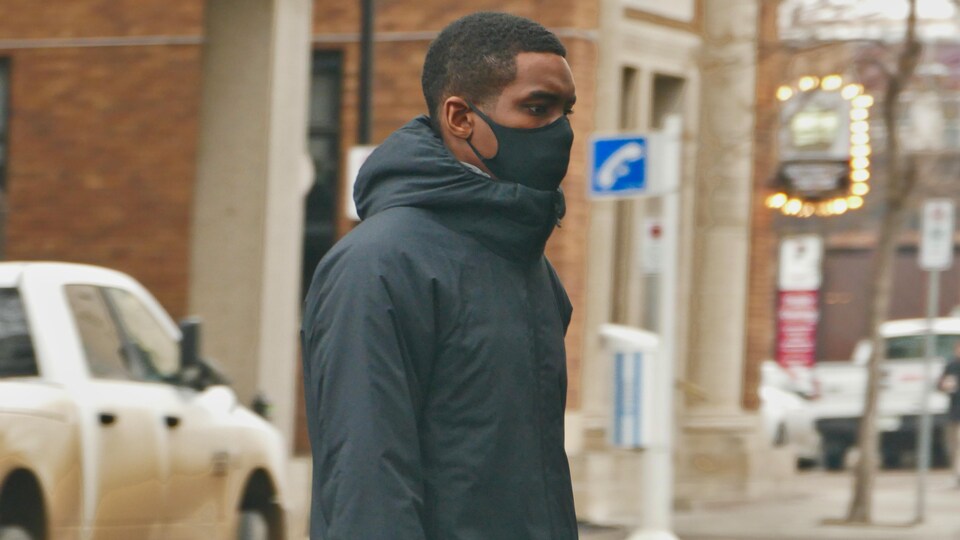 Une personne portant un masque contre la COVID-19 en automne.