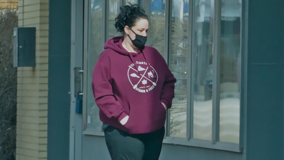 Une femme portant un couvre-visage dans la rue.