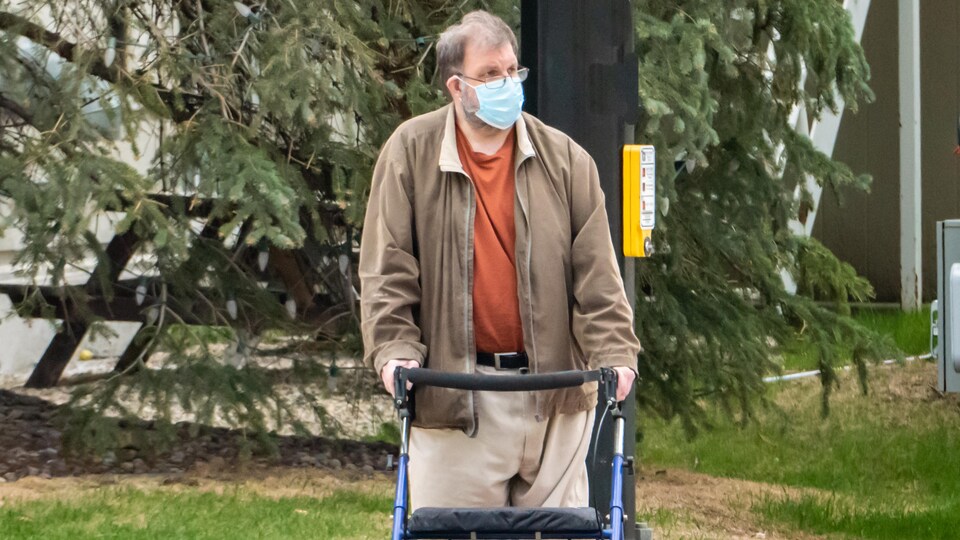 Photo d'un homme avec une marchette.