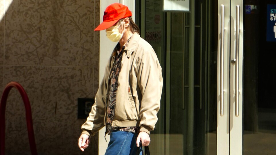 Un homme marche dans les rues de Regina.