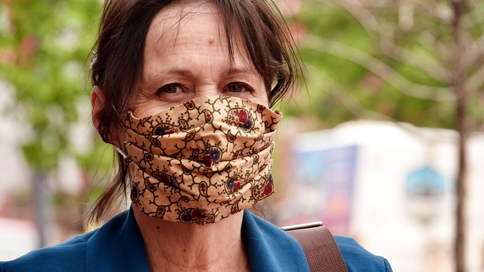 Une personne portant un masque réutilisable.