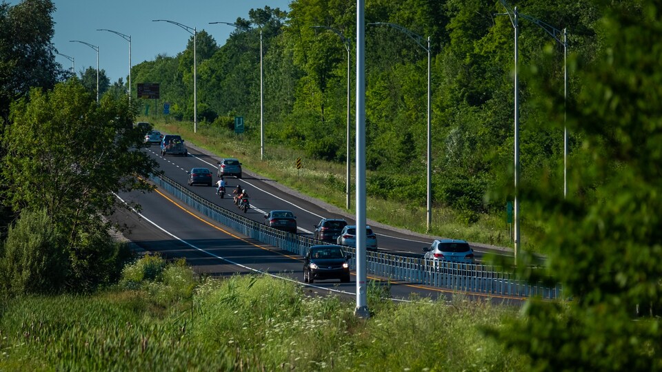 Des voitures roulent sur le tronçon de l'autoroute 50 où a été installée la glissière.