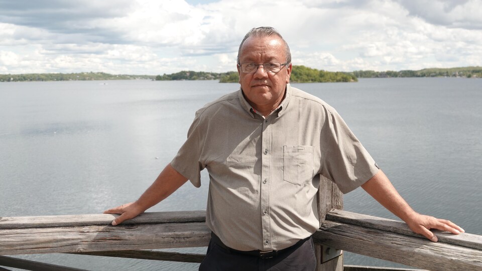 Glen Hare posant devant le fleuve.